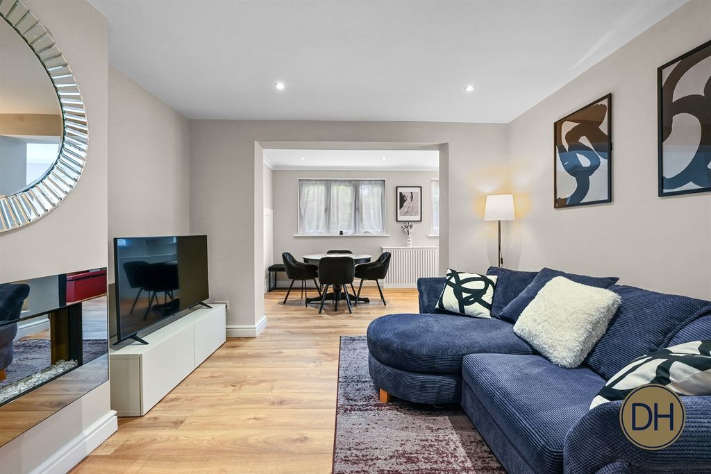 Property photo 3 of 33 Princes Close