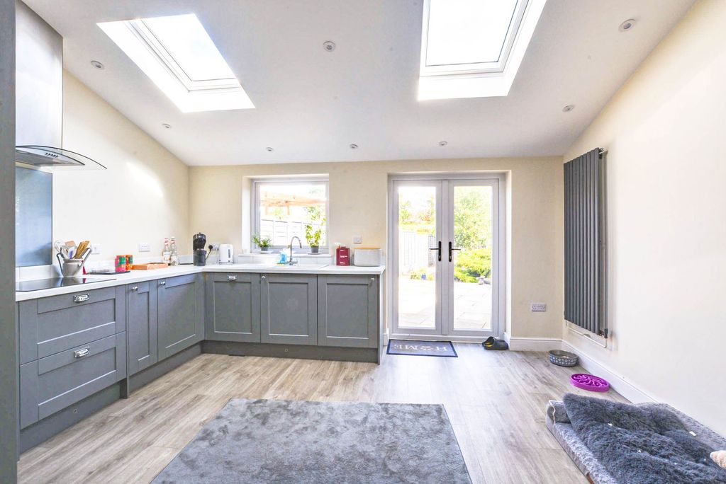 Property photo 2 of 20