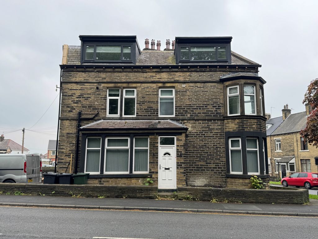Property photo 1 of 7 Spacious 2 Bedroom Flat To Rent In A Sought After Location