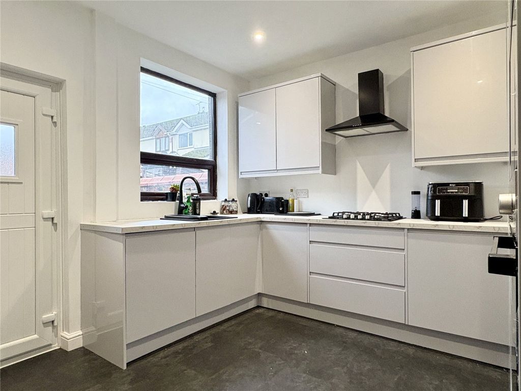 Property photo 3 of 9 Kitchen