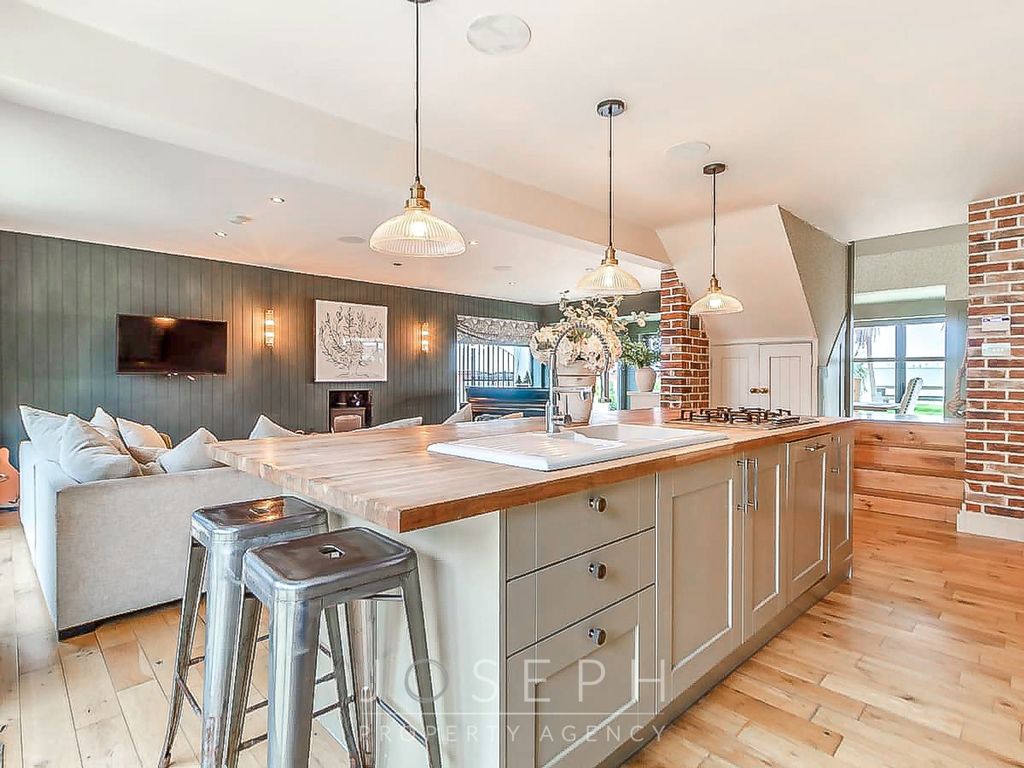 Property photo 2 of 24