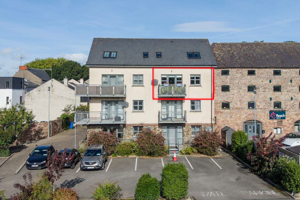 Property photo 1 of 32