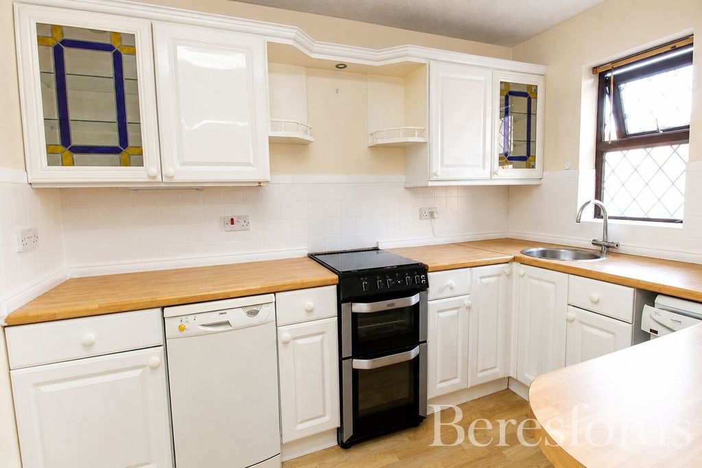 Property photo 3 of 8 Kitchen