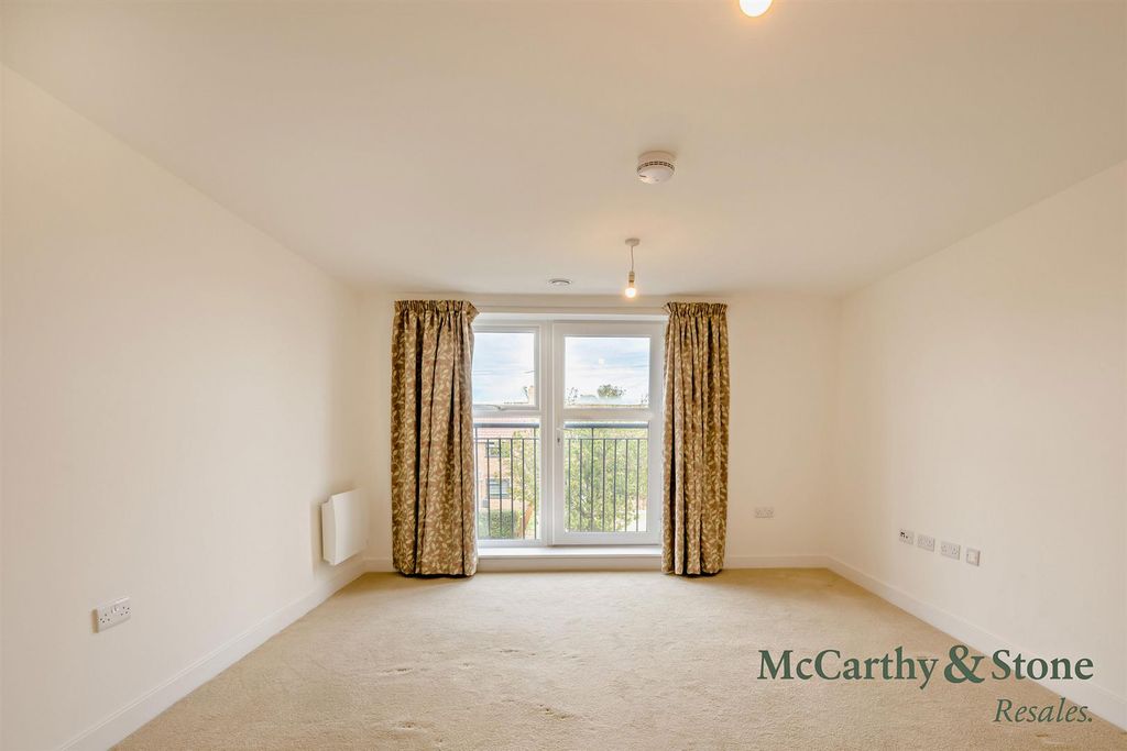 Property photo 2 of 27 8706825-Interior09-800.Jpg
