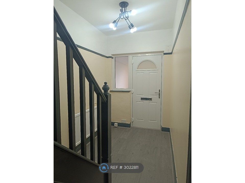 Property photo 3 of 32 Entrance - Interior