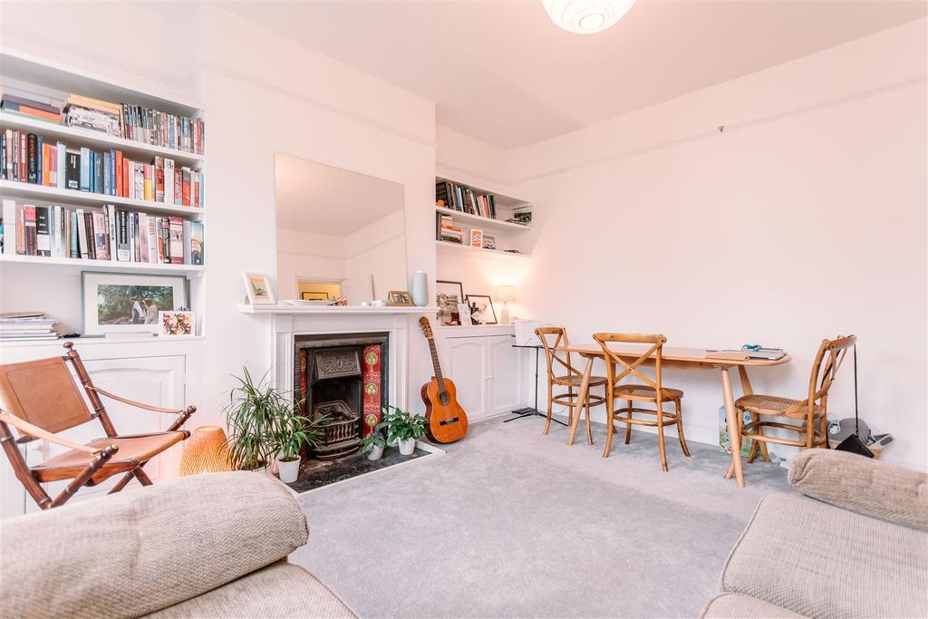 Property photo 3 of 11 Oo_Wray Crescent_Davies Davies_15.Jpg