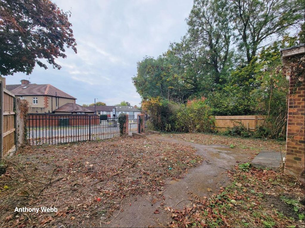 Property photo 2 of 17 Front Garden