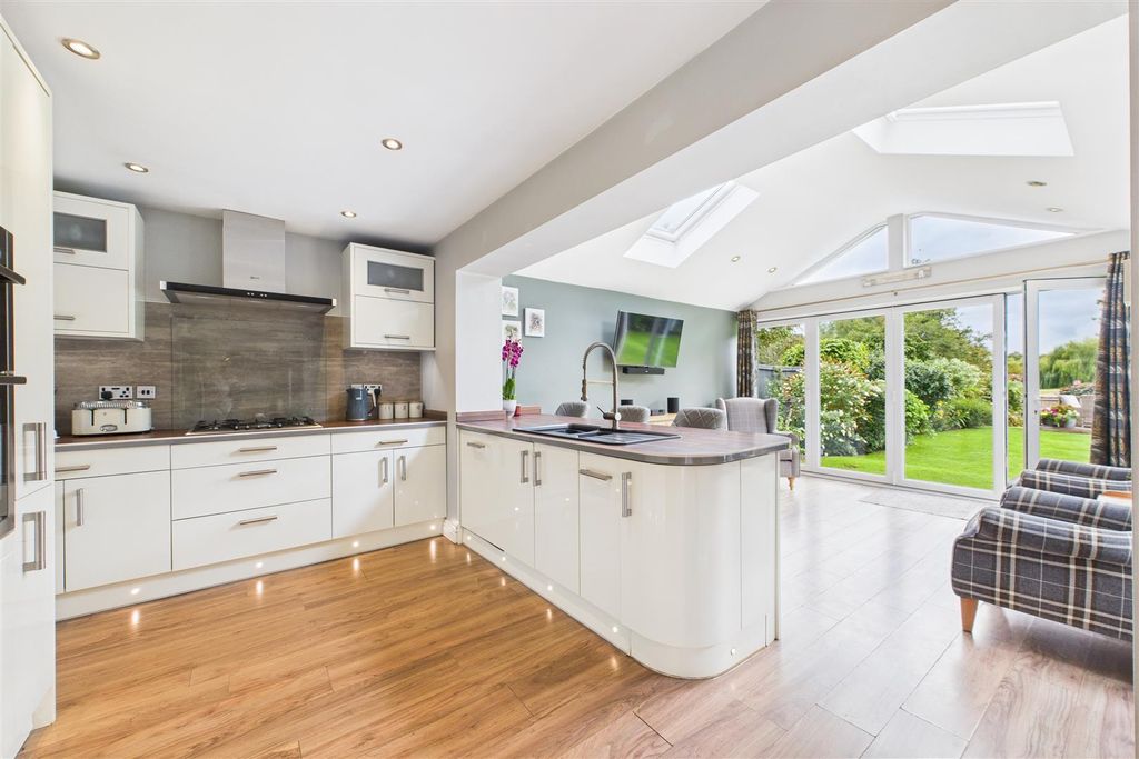 Property photo 2 of 31 Kitchen/Garden Room