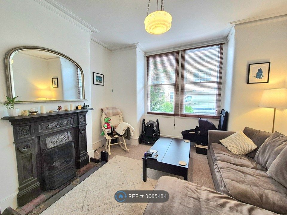 Property photo 1 of 13 Living Room/ Bedroom 1