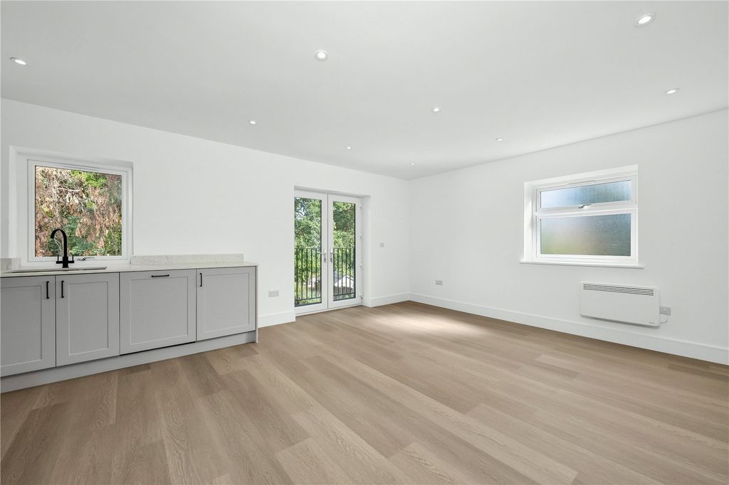 Property photo 3 of 10 Kitchen/Reception