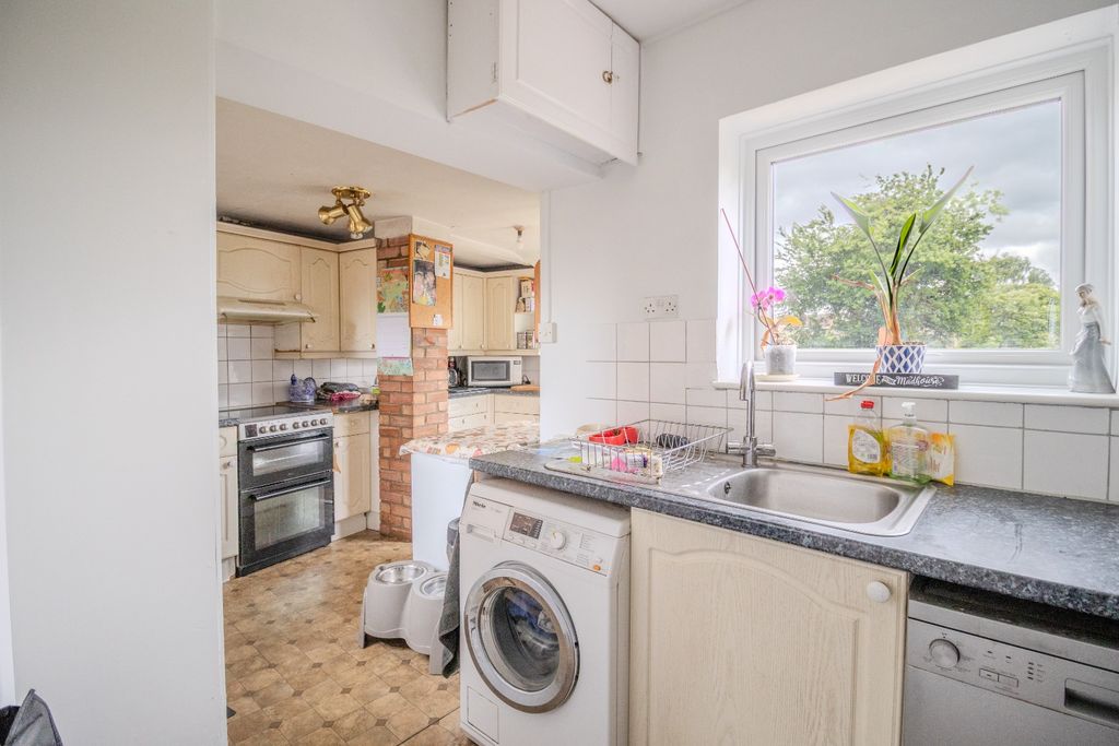 Property photo 2 of 13 5214783