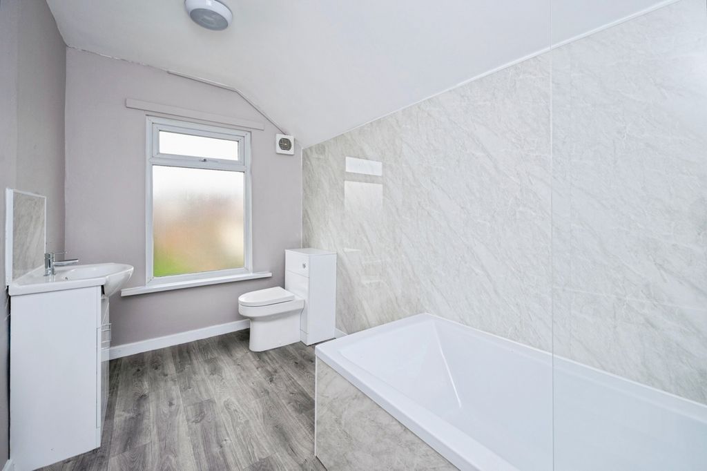 Property photo 3 of 17 Bathroom