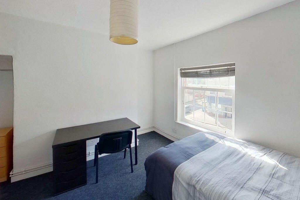 Property photo 3 of 7 Bright And Spacious Double Bedroom Featuring A Com...