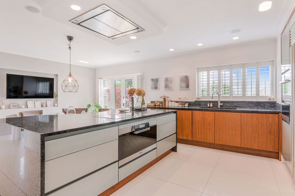 Property photo 2 of 25