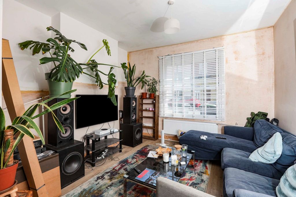 Property photo 2 of 10 2A77713A-723A-F11...