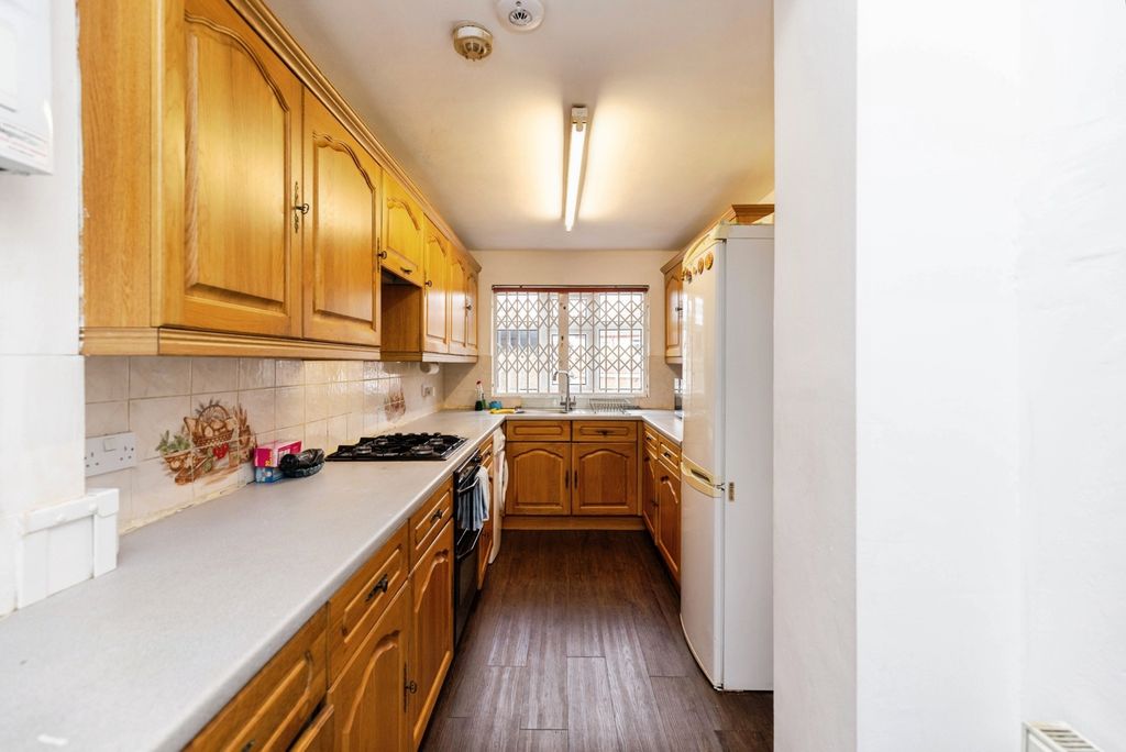 Property photo 3 of 20 Kitchen