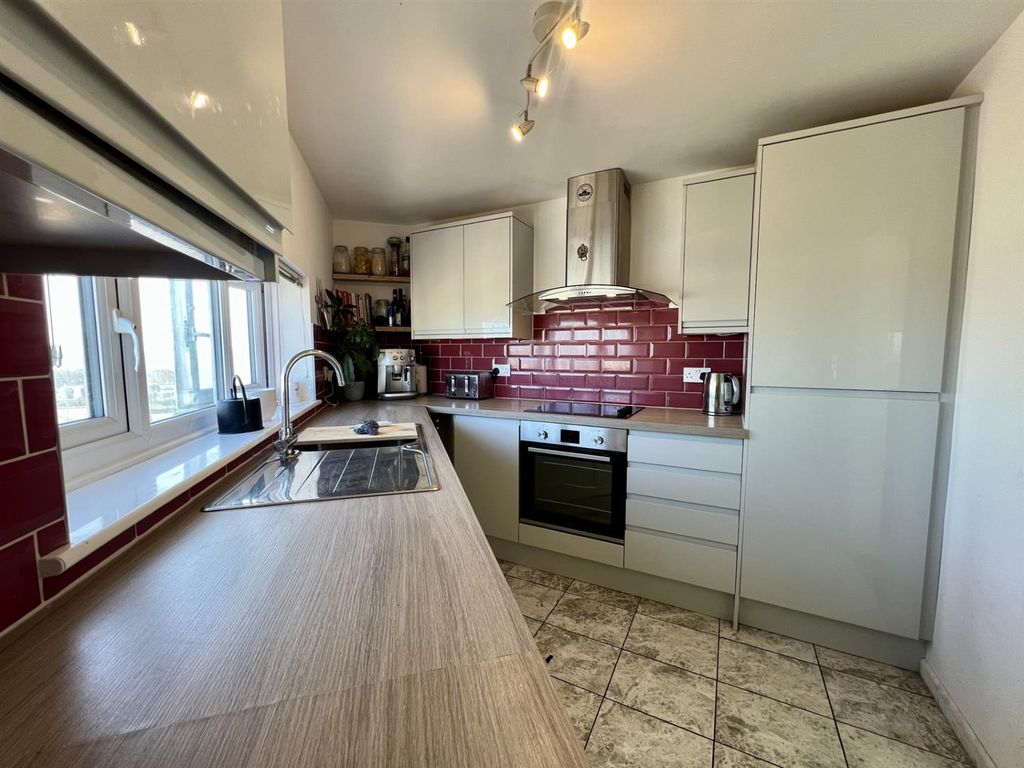 Property photo 3 of 15 Kitchen