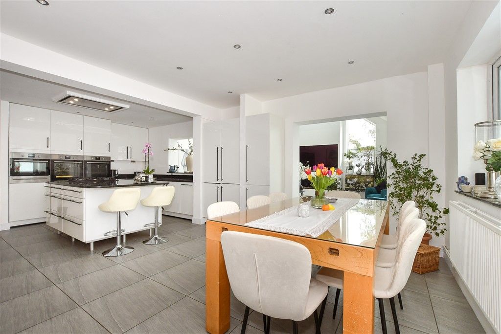 Property photo 2 of 19 Kitchen/ Breakfast Area