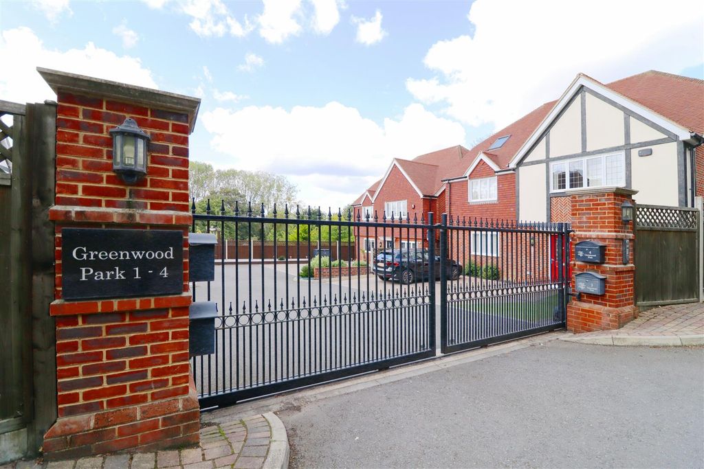 Property photo 3 of 34 Electric Gates Entrance