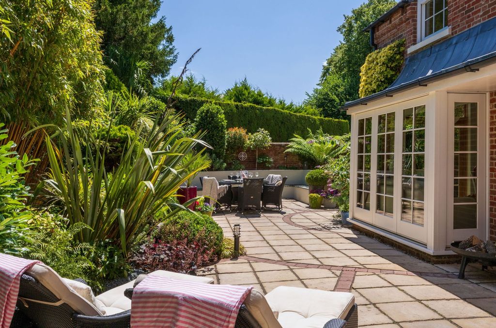 Property photo 2 of 29 Part Walled Courtyard Garden