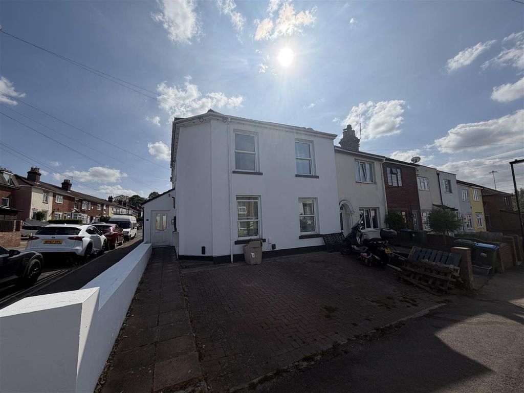 Property photo 1 of 6 Cracknore Front .Jpg