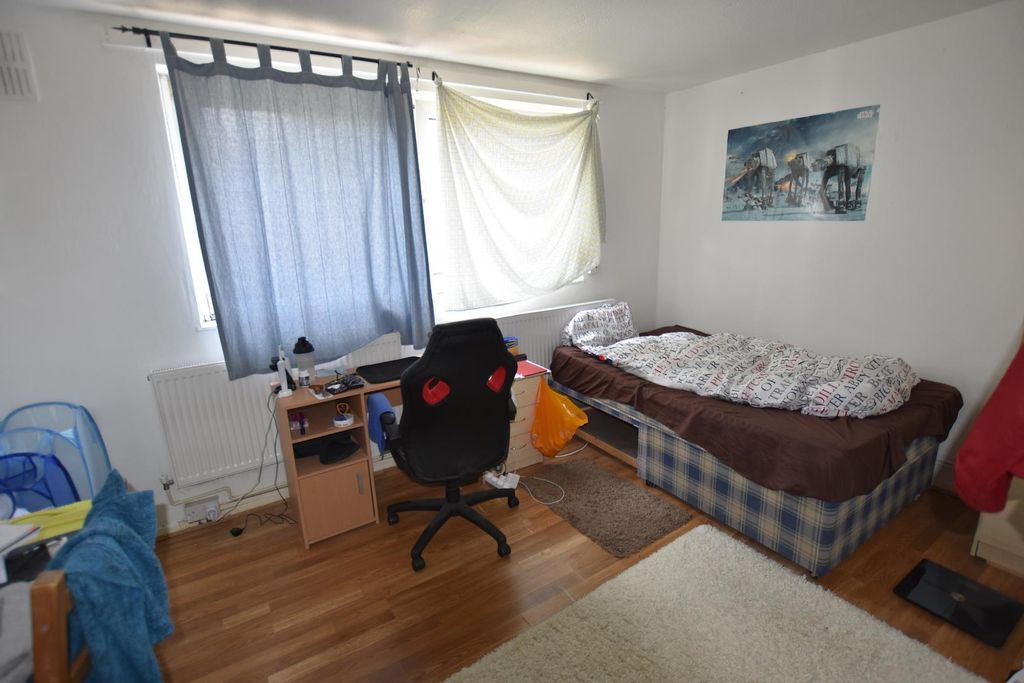Property photo 2 of 9 Bed4.Jpg