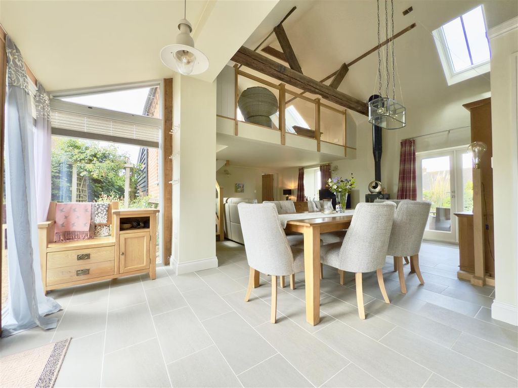 Property photo 2 of 33 Light And Spacious Living Area