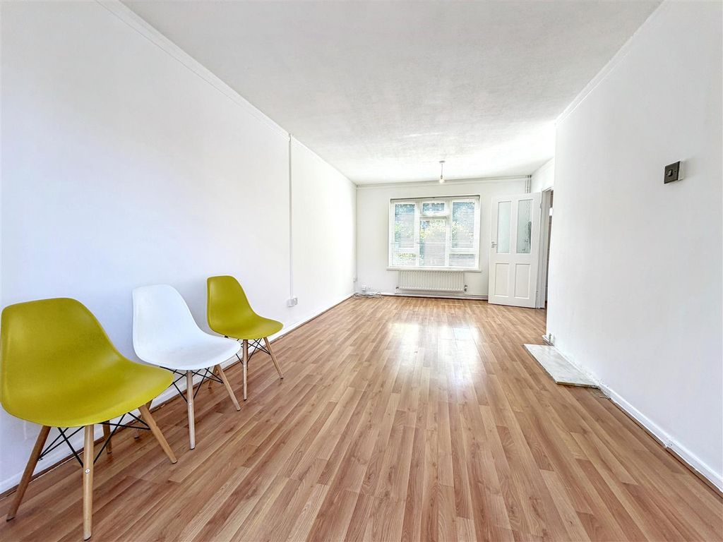 Property photo 3 of 12 Lounge