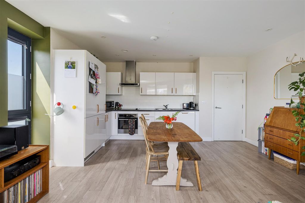 Property photo 2 of 27 Taylor House, 22c, Sutherland Road E17