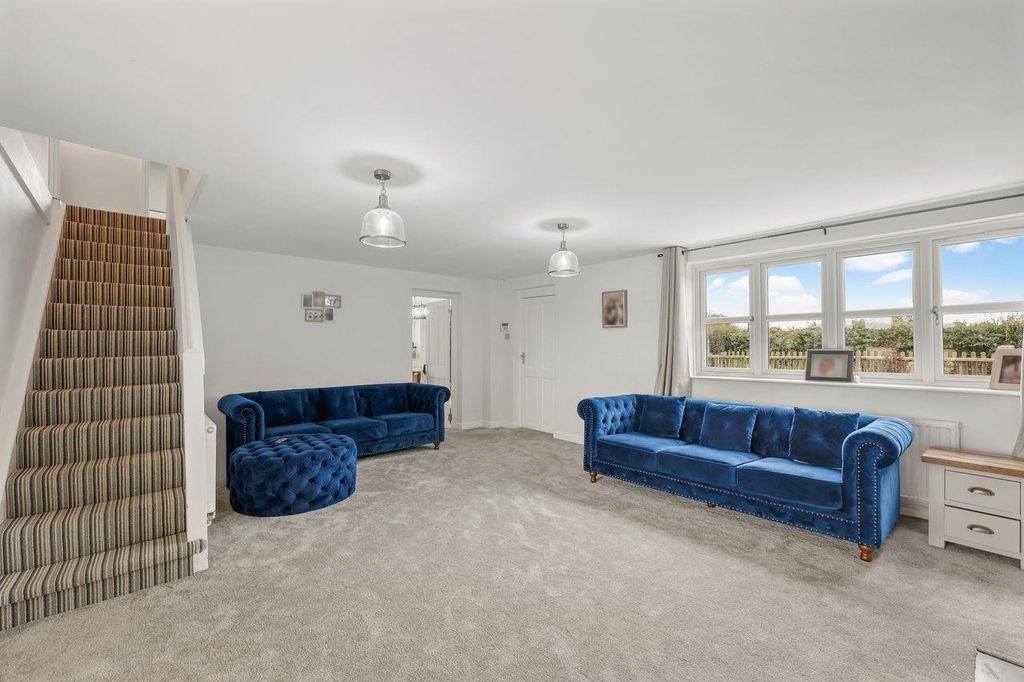 Property photo 3 of 28 Lounge