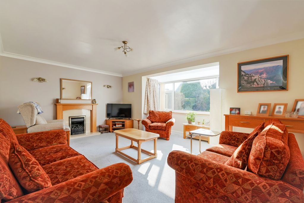 Property photo 3 of 33 Lounge