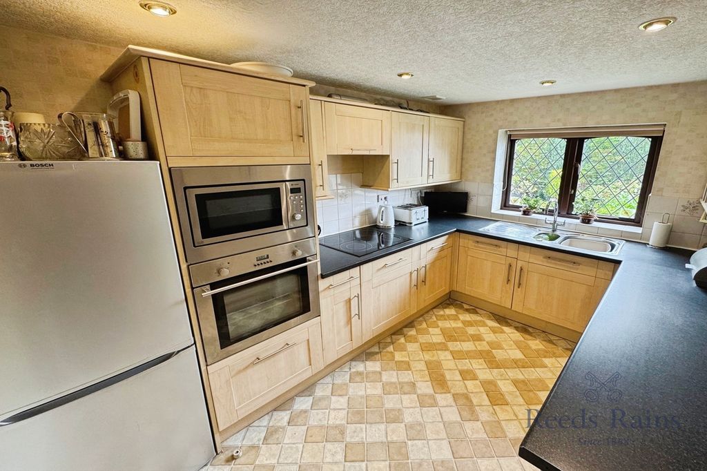 Property photo 2 of 11 Kitchen