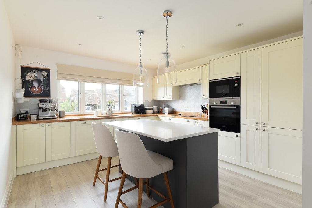 Property photo 2 of 28 5246398