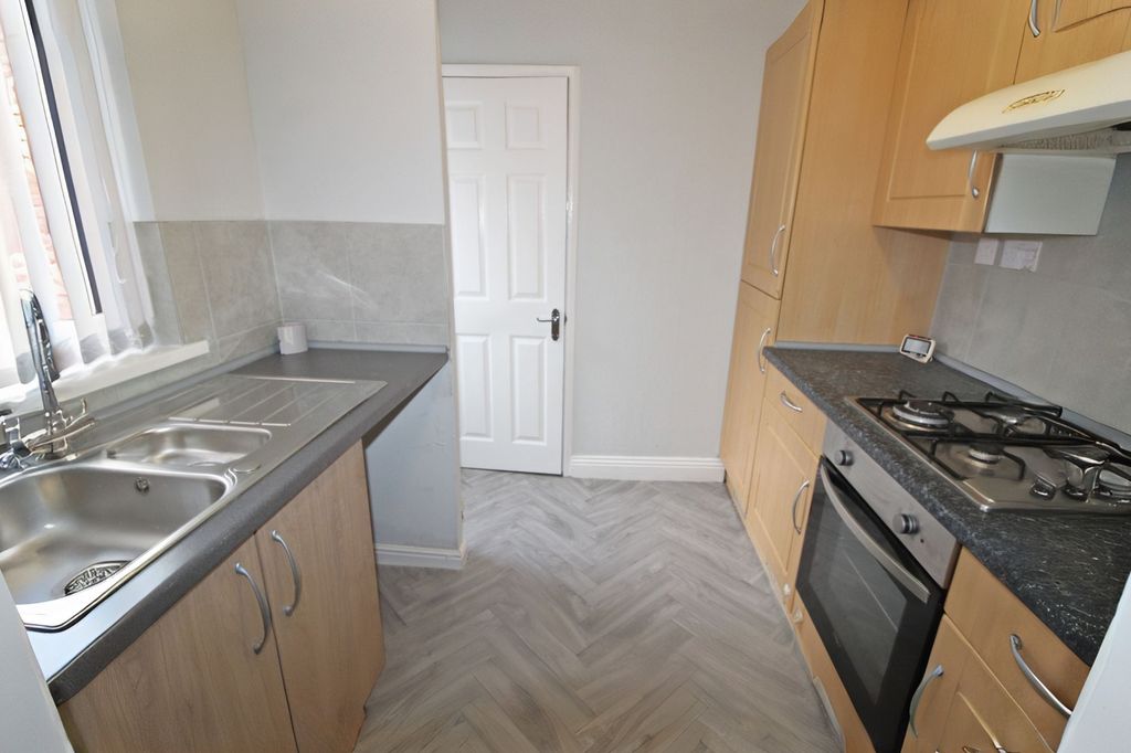 Property photo 3 of 10 Kitchen