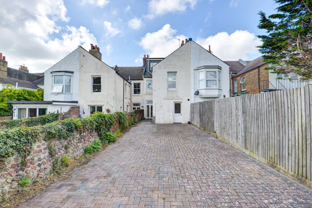 Property photo 1 of 26 Bright, Well-Maintained Detached Property With A W...