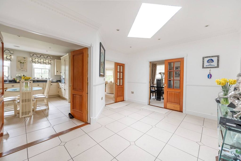 Property photo 2 of 27