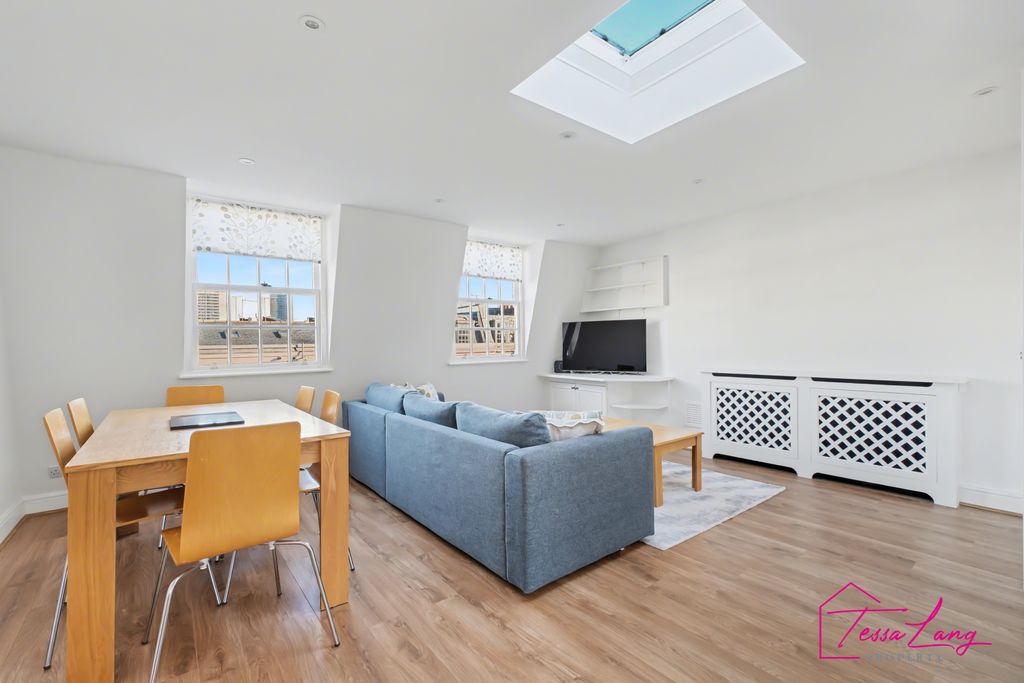 Property photo 3 of 14 Light-Filled Reception