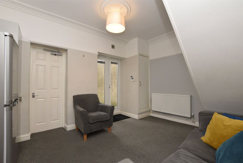 Property photo 3 of 11 Living