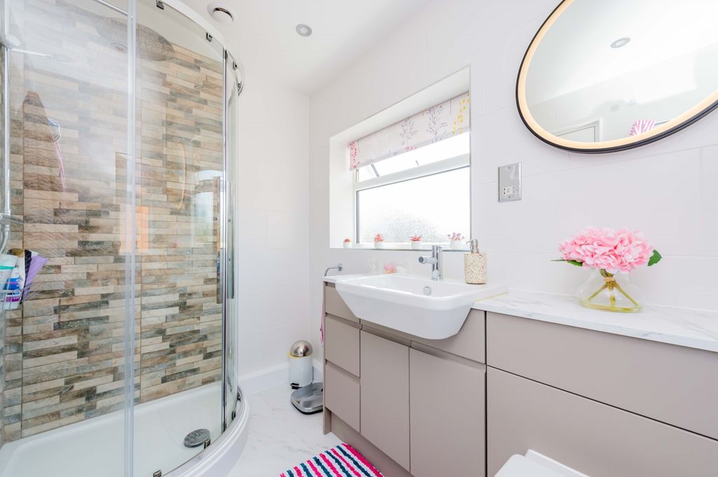 Property photo 3 of 17 Bathroom Emilydimelowewwemovewhitchurchandnantwich