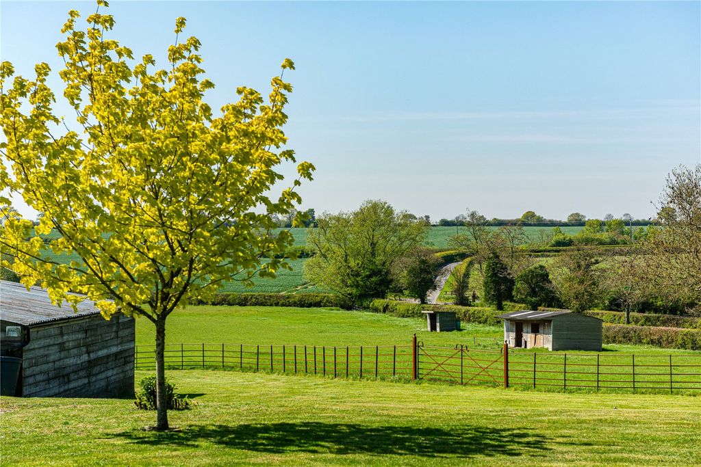 Property photo 3 of 24 Paddock