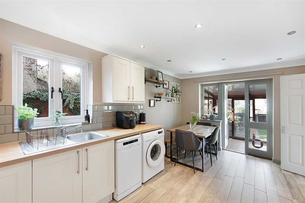 Property photo 2 of 25 Fernleigh Ph14.Jpg