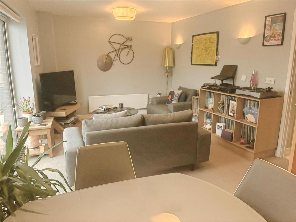 Property photo 2 of 15 Lounge / Kitchen