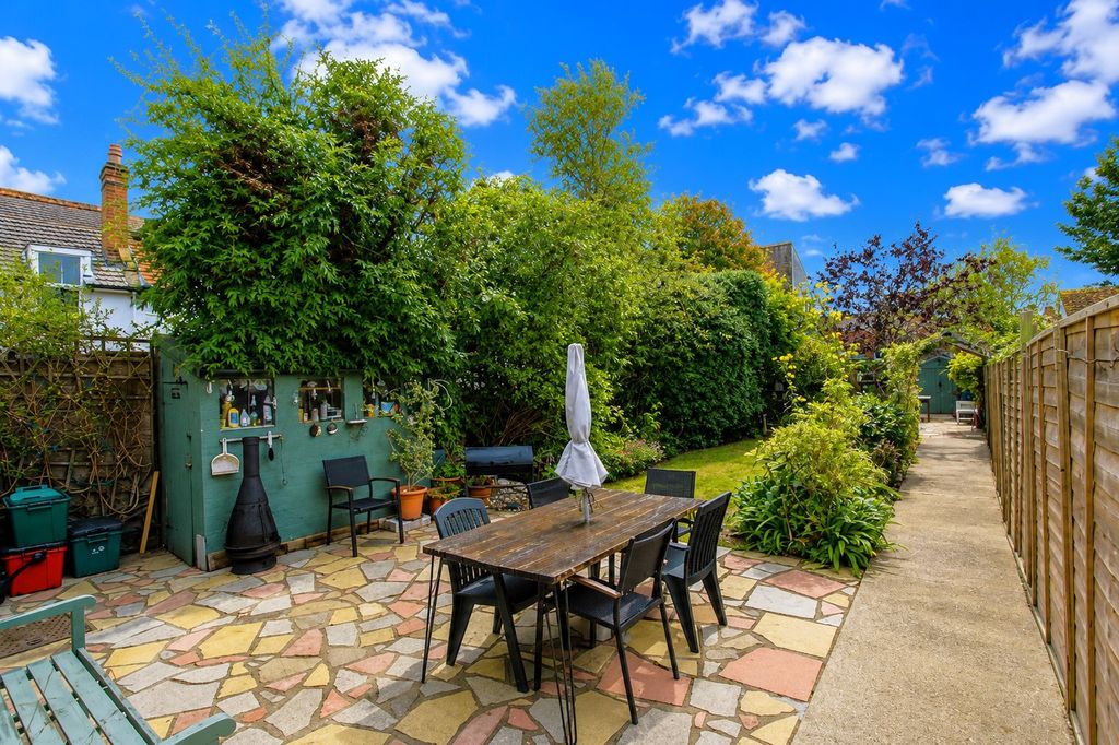 Property photo 1 of 25 Ellis Road, Clacton On Sea