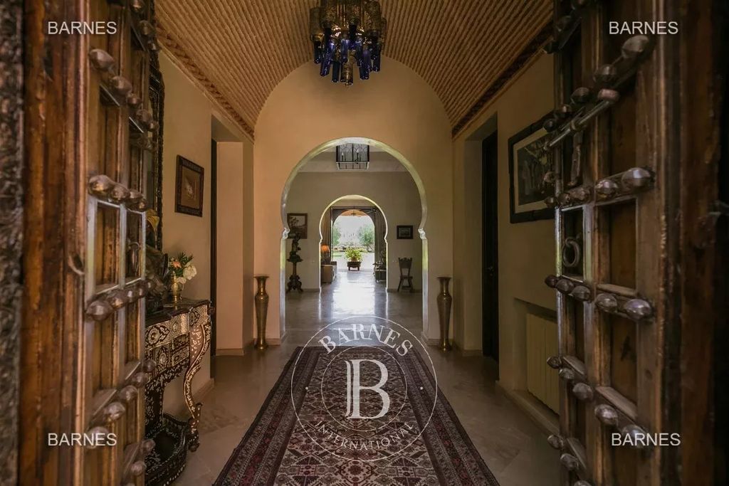 Property photo 3 of 25 Entrance High Ceiling Tile