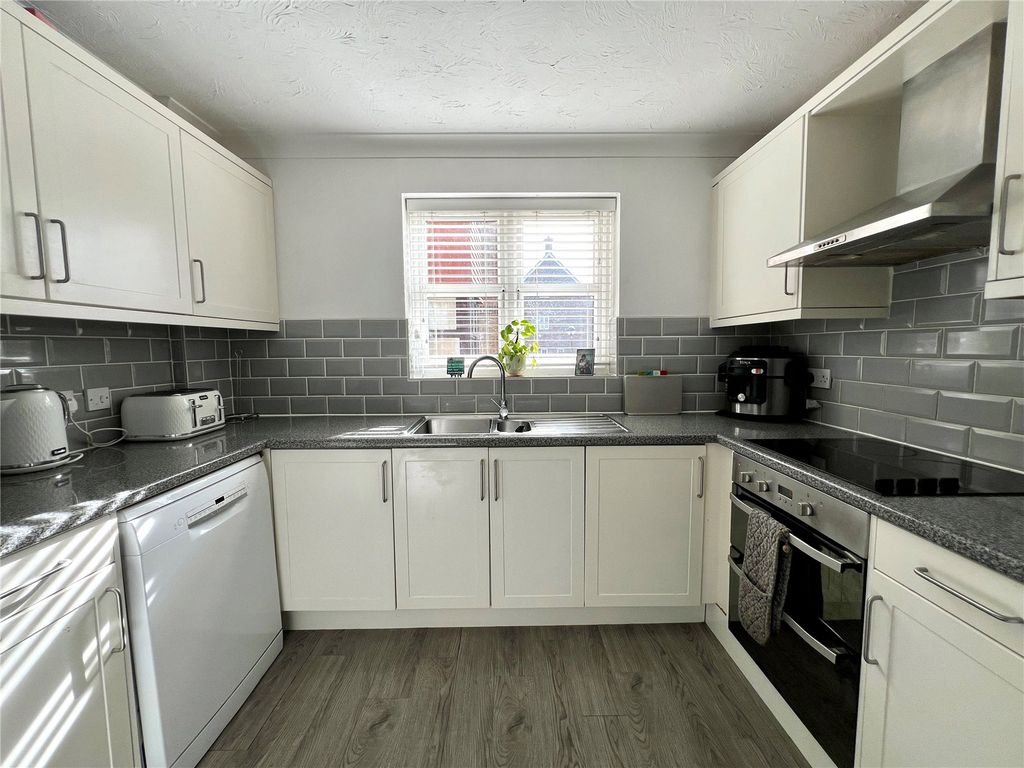 Property photo 3 of 10 Kitchen