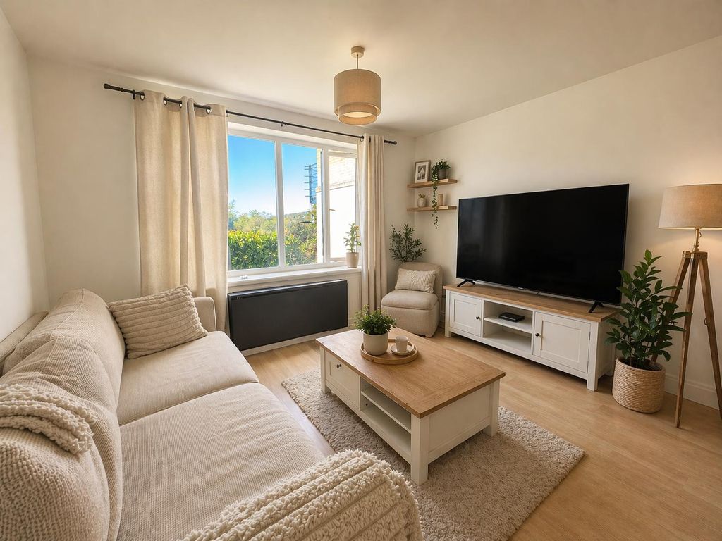 Property photo 1 of 8 2 Bed Flat To Rent Keating Close, Rochester Me1