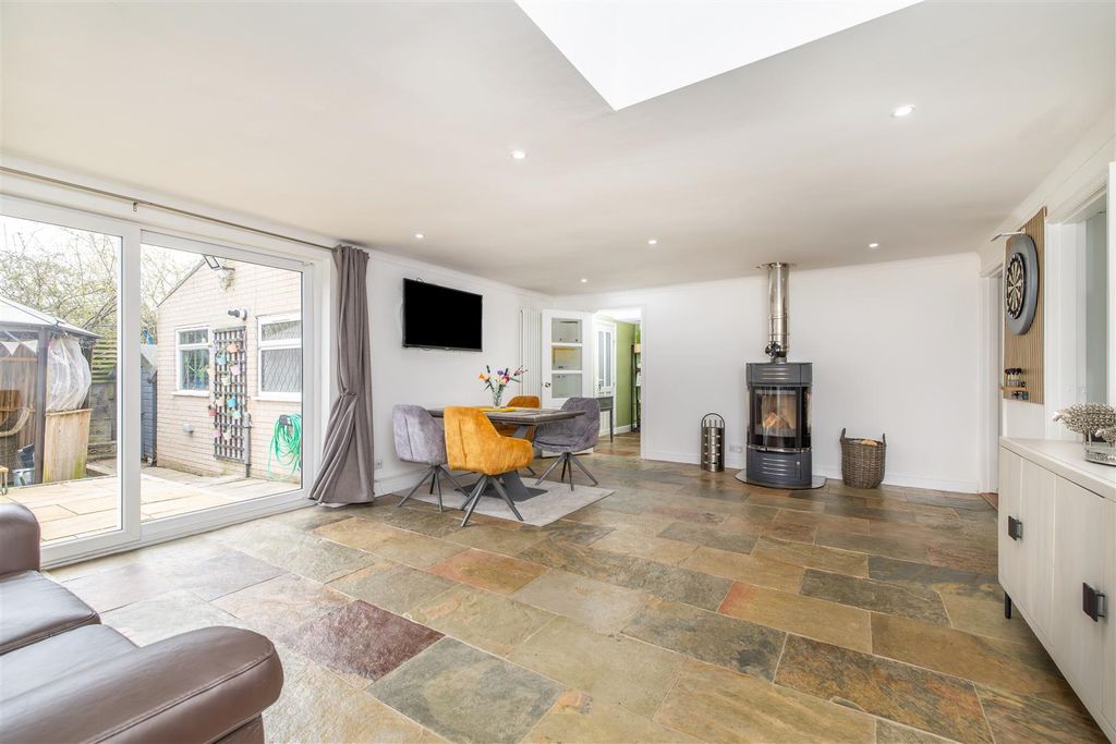 Property photo 3 of 27 Lounge