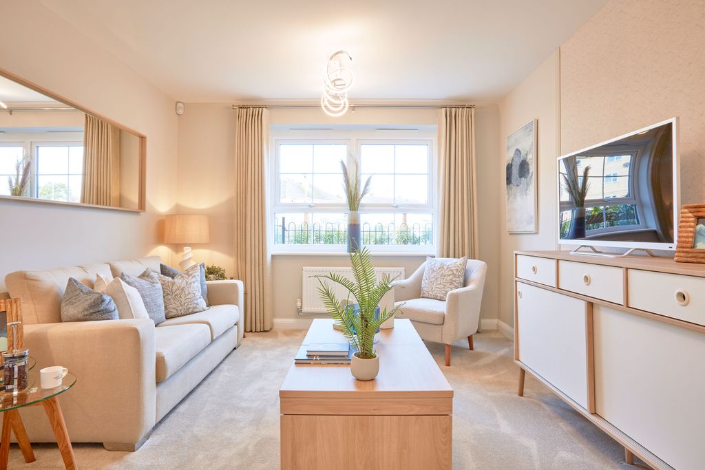Property photo 2 of 8 Bright And Airy Lounge In The Chester 4 Bedroom Home