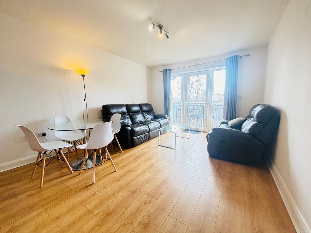 Property photo 1 of 10 Large 2 Bedroom Apartment With Secure Parking