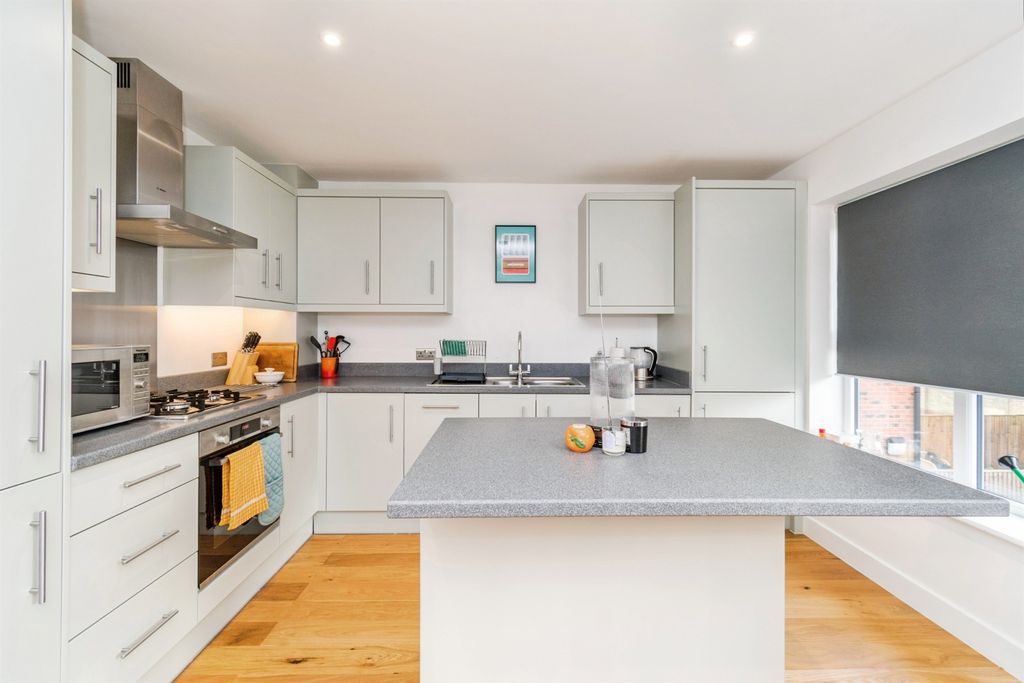 Property photo 2 of 39